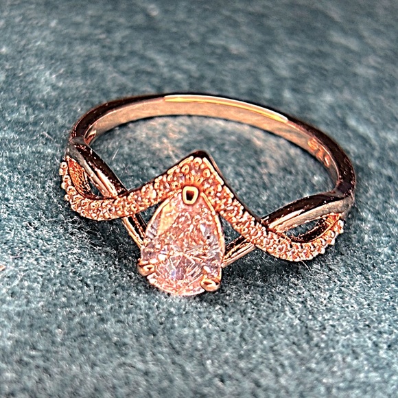 Size 6 Ladies Fashion Jewelry Ring - Picture 3 of 3